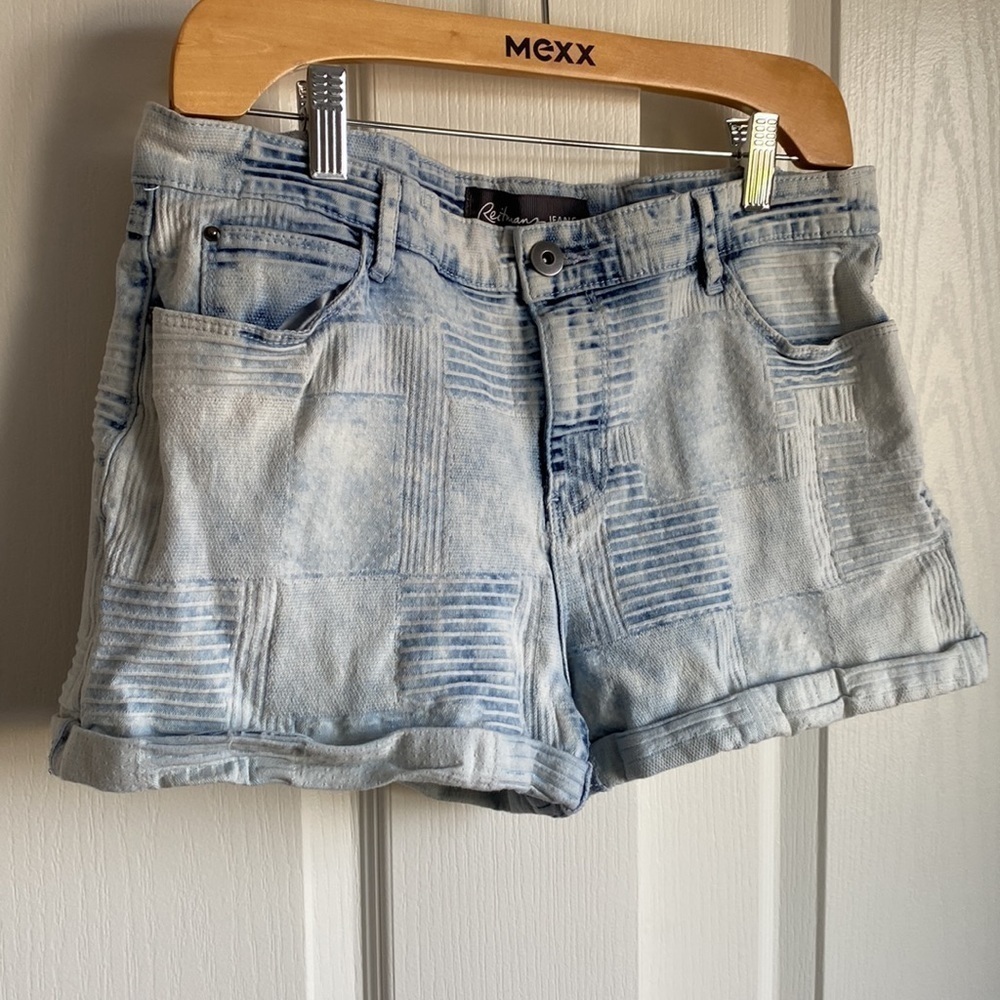 Reitmans - Acid Wash Textured Denim Jean Shorts​​​​​​​​​​​​​ - Picture 2 of 7